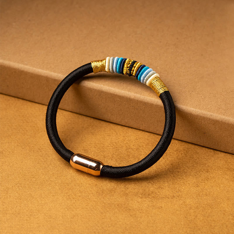 Schwarzes elastisches Armband mit bunten Wicklungen und Magnetverschluss