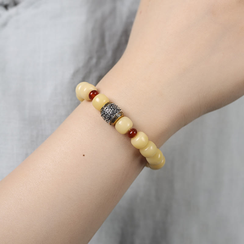 Bodhi Fu-Zeichen Armband Frieden creme beige Perlen Granat elegant getragen