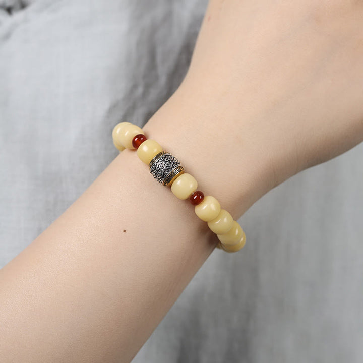 Bodhi Fu-Zeichen Armband Frieden creme beige Perlen Granat elegant getragen