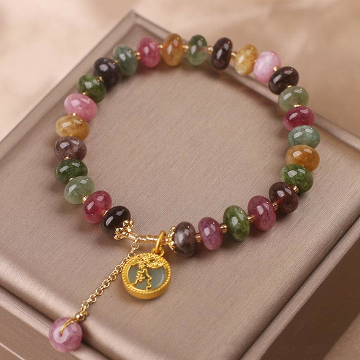 Buntes Turmalin Armband mit Blume Hase Anhänger elegant präsentiert