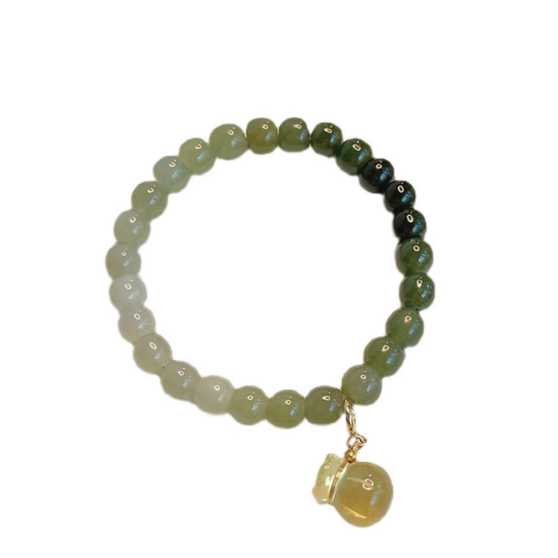Jade Armband mit grünen Steinen und goldenem Anhänger elegant.