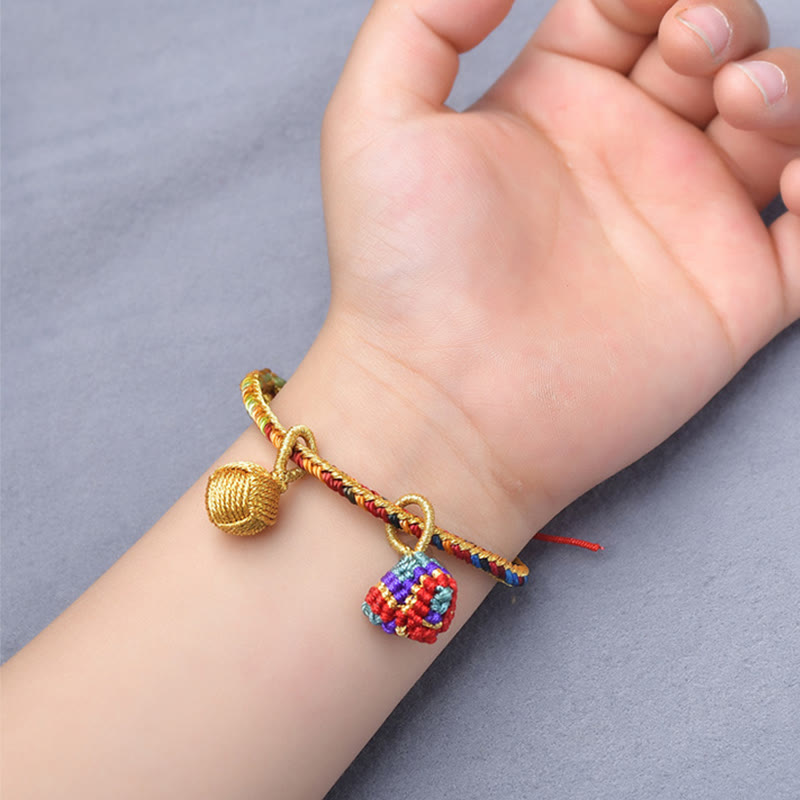 Armband bunt Glück Zongzi golden am Handgelenk Kind getragen
