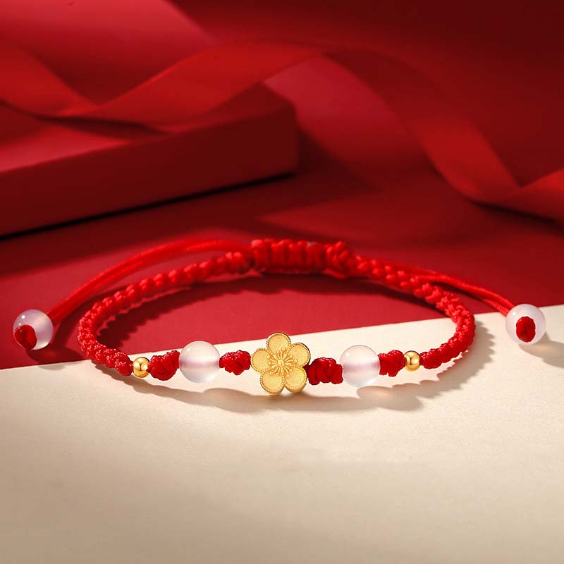 Rotes Armband mit Pfirsichblüte Charm und Perlen elegant.