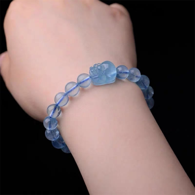 Armband Aquamarin Pixiu – Heilung am Handgelenk getragen blau transparent