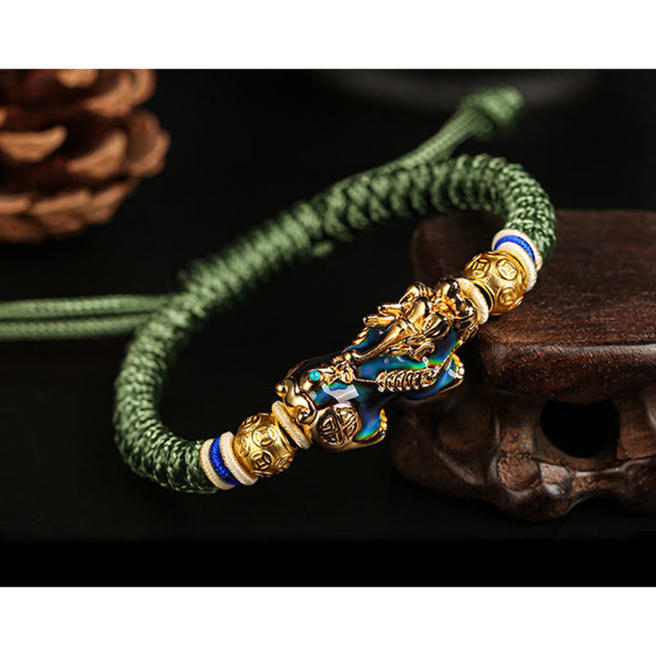 Armband Kupfer Pixiu Wohlstand grünes Seil goldene Verzierungen Nahaufnahme