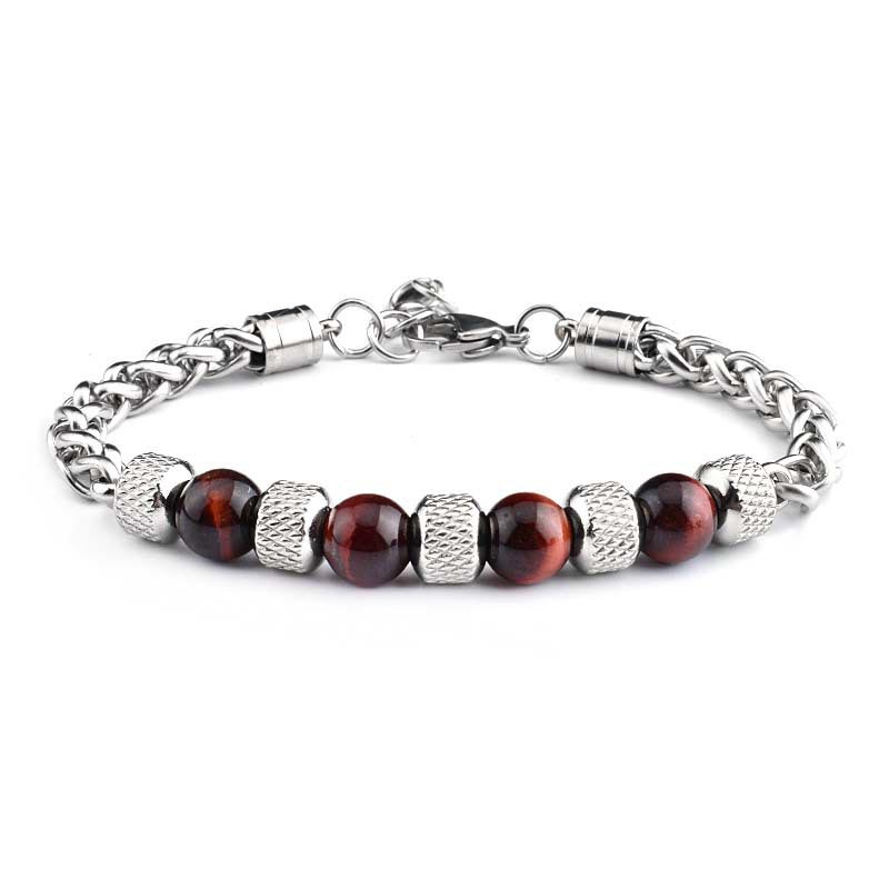 Silbernes Armband mit roten Granat-Kugeln und strukturierten Metallperlen Nahaufnahme