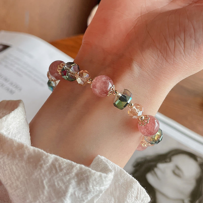 Armband Erdbeerquarz Kristall mit rosa Steinen am Handgelenk getragen