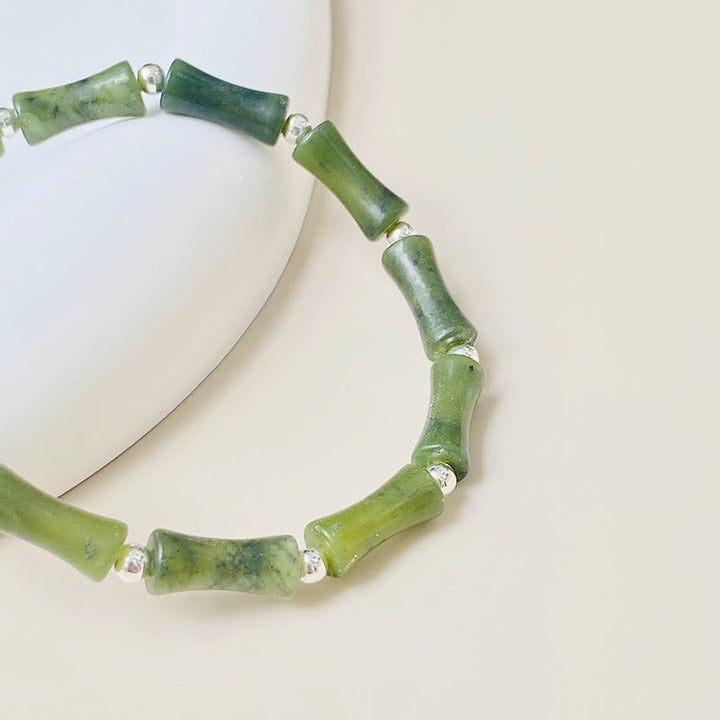 Grünes Jade Armband mit Silberperlen elastisch getragen Naturstein