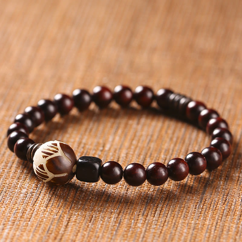 Sandelholz Bodhi Lotus Armband mit dunkelbraunen Perlen elastisch getragen