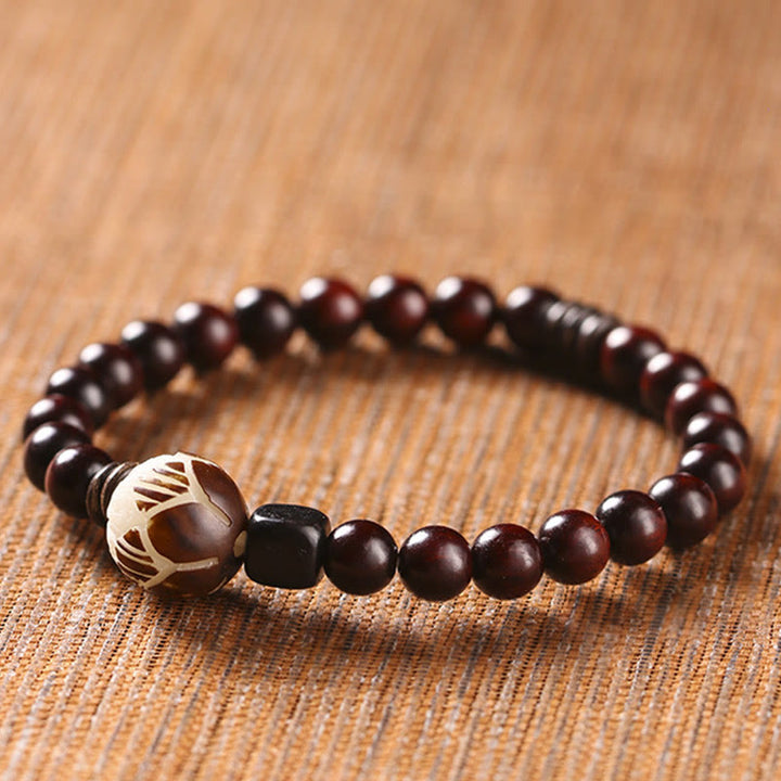 Sandelholz Bodhi Lotus Armband mit dunkelbraunen Perlen elastisch getragen