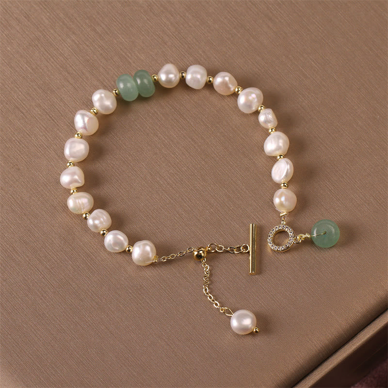 Perlenarmband mit grünem Jade Anhänger und Zuchtperlen elegant.