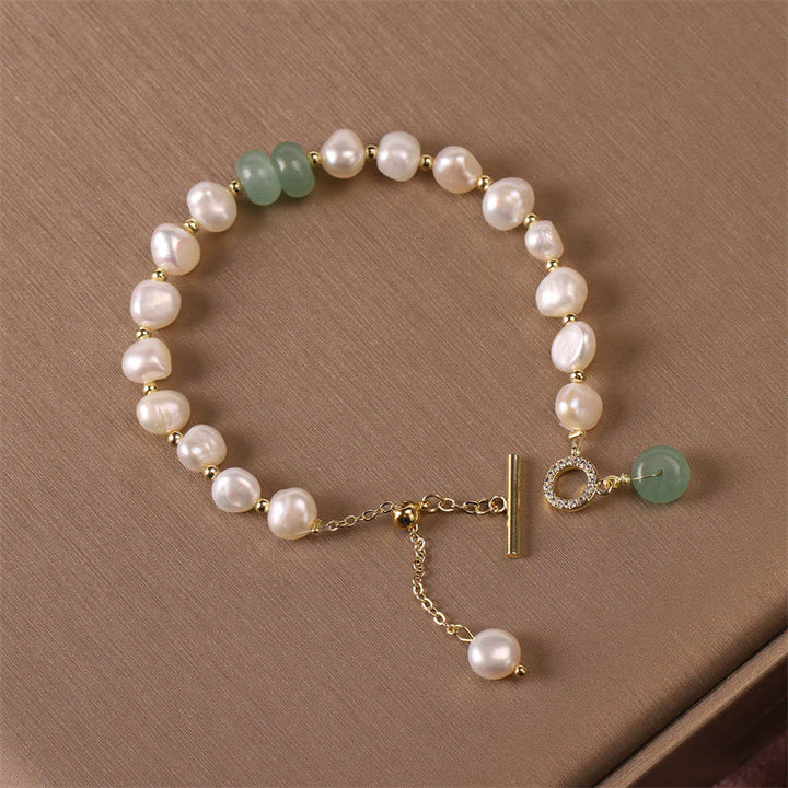 Perlenarmband mit grünem Jade Anhänger und Zuchtperlen elegant.