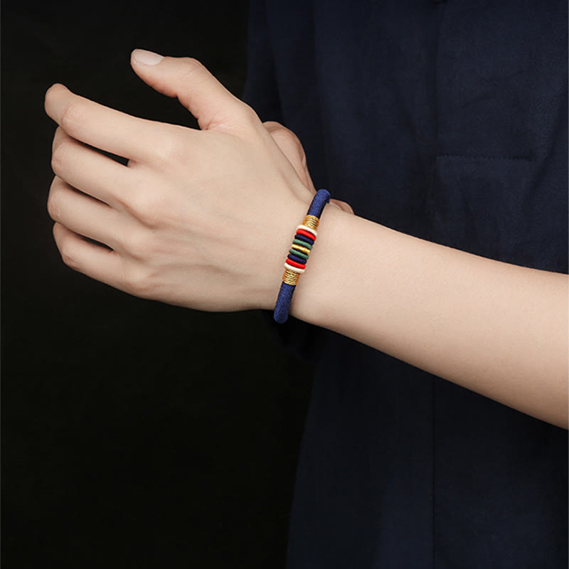 Armband Fünf Elemente – Glück & Energie am Handgelenk getragen blaues elastisches Design