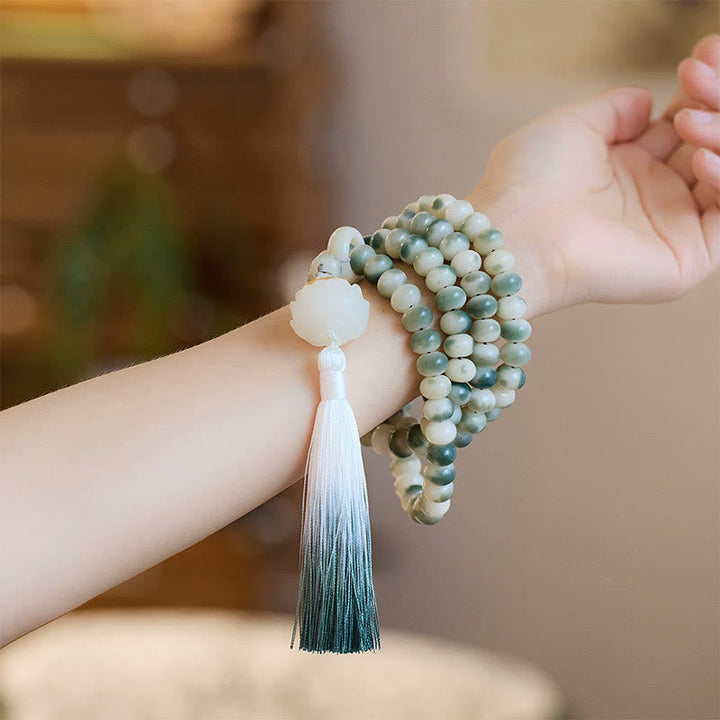 Armband Bodhi Lotus aus Naturstein mit Quaste am Handgelenk.
