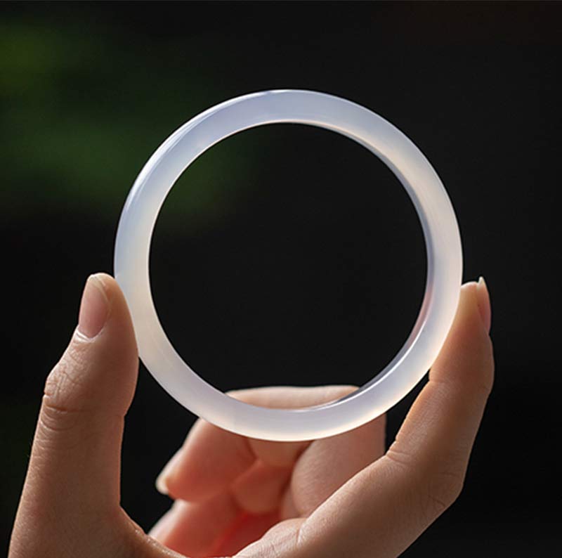 Weißes Armband – Harmonie in Hand elegant minimalistisch transparent.
