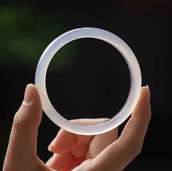 Weißes Armband – Harmonie in Hand elegant minimalistisch transparent.