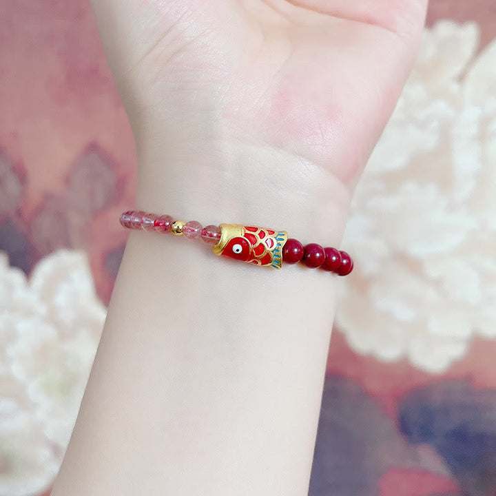 Armband Erdbeerquarz Zinnober Koi Fisch Handgelenk elegant getragen
