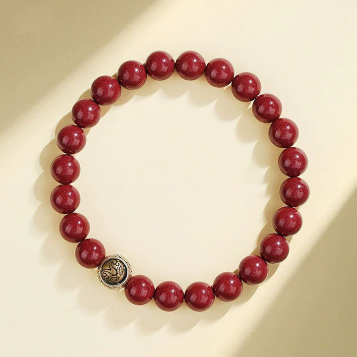 Rotes Zinnober Armband mit 925 Silber Charm elegant präsentiert