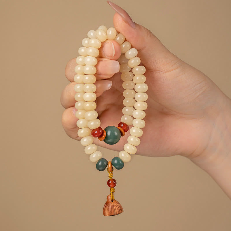 Bodhi Lotus Armband mit Perlen Natursteinen am Handgelenk getragen