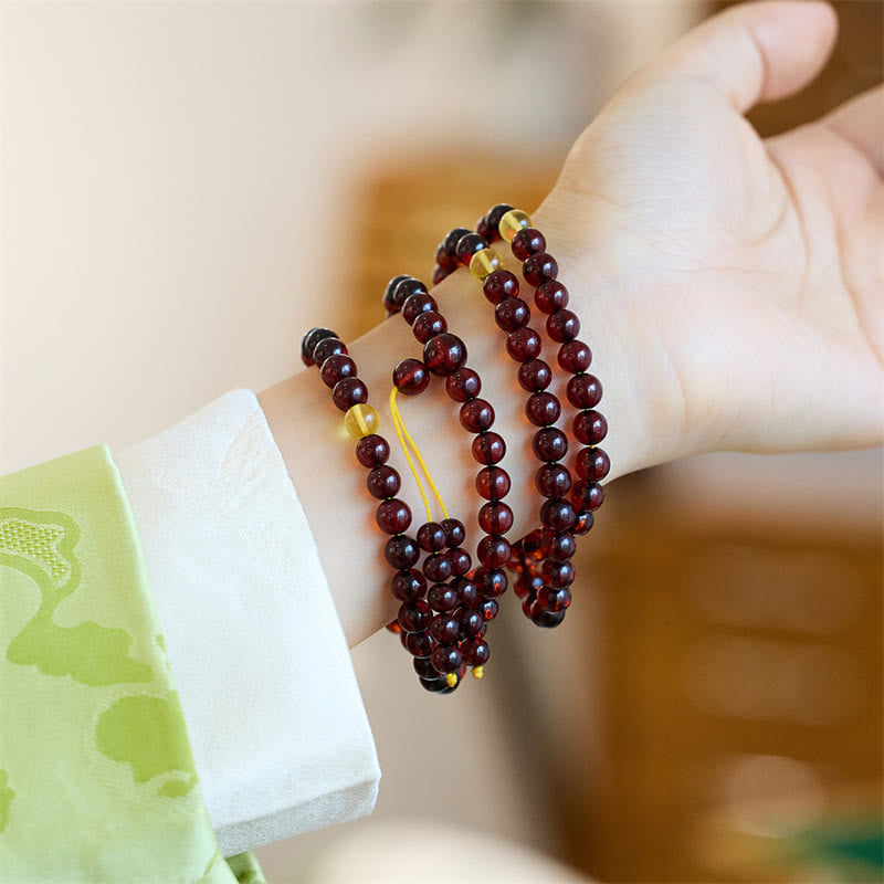 Mala 108 Perlen Amber – Energie Armband am Handgelenk getragen braun glänzend