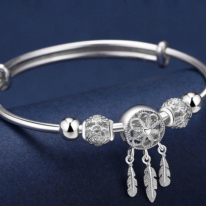Silbernes Armband mit Traumfänger Anhänger und Perlen elegant.