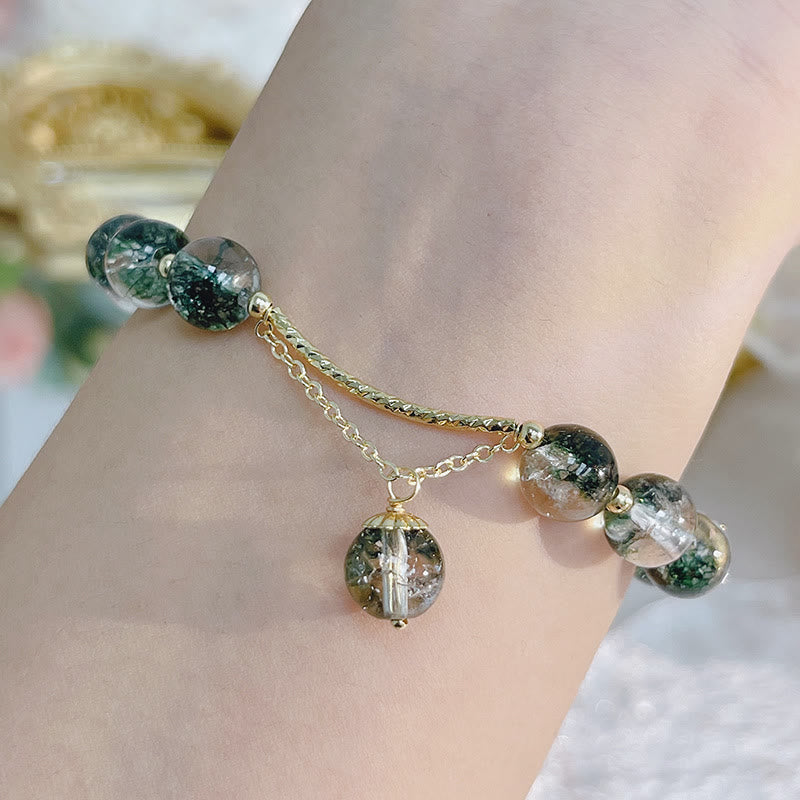 Armband Grün Phantom Kristall Selbstvertrauen am Handgelenk getragen mit Kettenanhängern