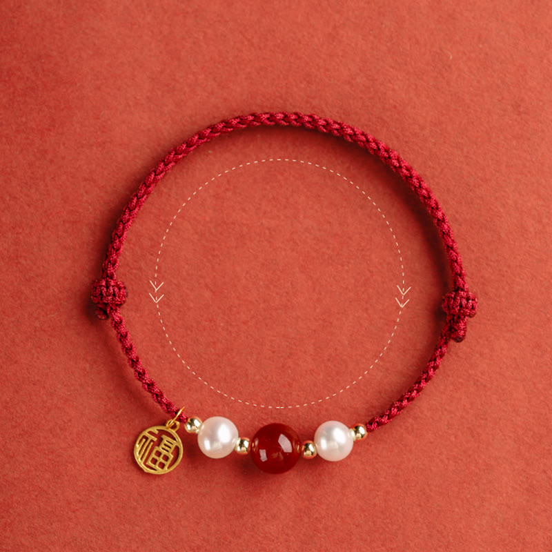 Rotes Armband mit Perlen und Fu-Zeichen Glücksanhänger eleganz.