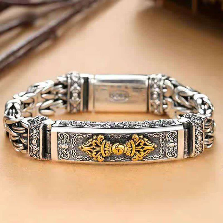 Silbernes Armband mit goldenem Ornament Handgelenk getragen elegantes Design