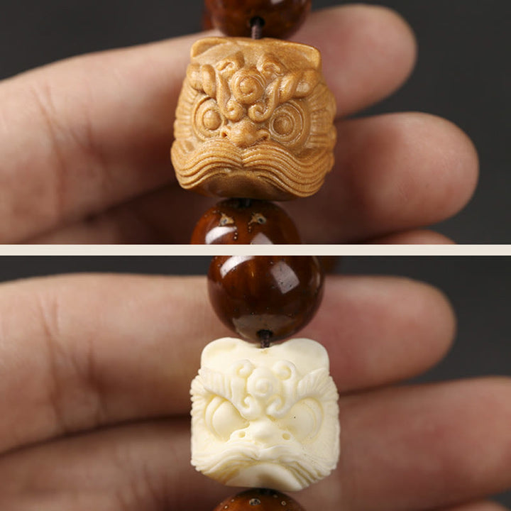 Armband mit Bodhi Samen und geschnitztem Löwe Anhänger.