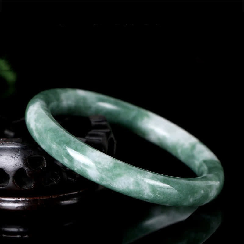 Jade Armband grüner Naturstein glänzend elastisch am Handgelenk getragen