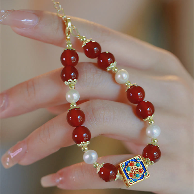 Armband Roter Achat Perle Edelstein vergoldet elegant getragen