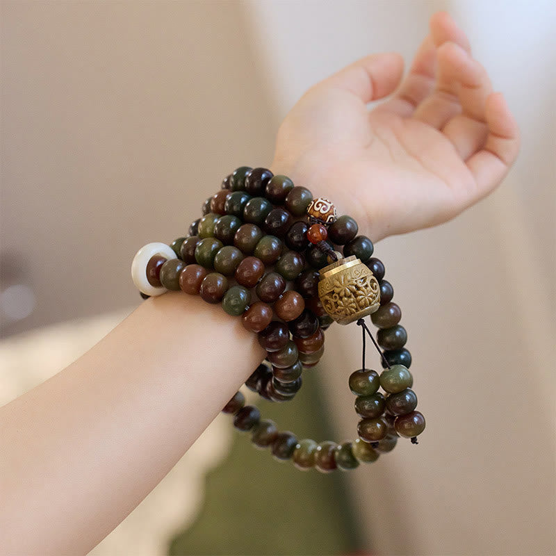 Mala 108 Perlen Bodhi – Balance Armband am Handgelenk getragen braun