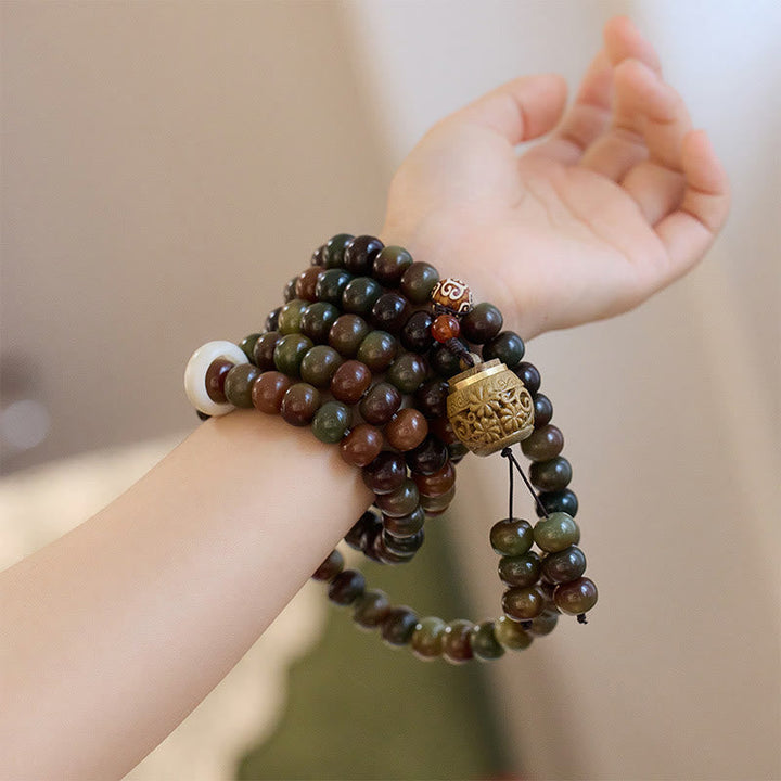 Mala 108 Perlen Bodhi – Balance Armband am Handgelenk getragen braun