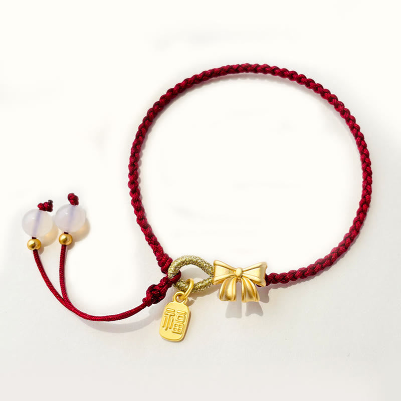 Rotes Armband Pfirsichblüte – Glück Energie mit goldenen Charms elegant.