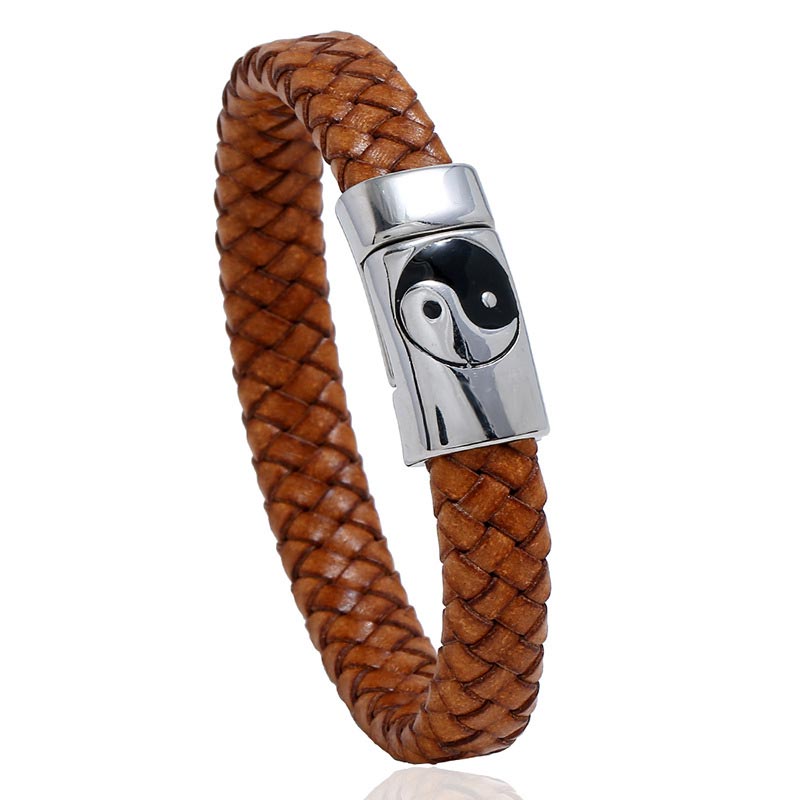 Braunes Leder Armband Yin Yang Balance mit Edelstahl Verschluss Nahaufnahme