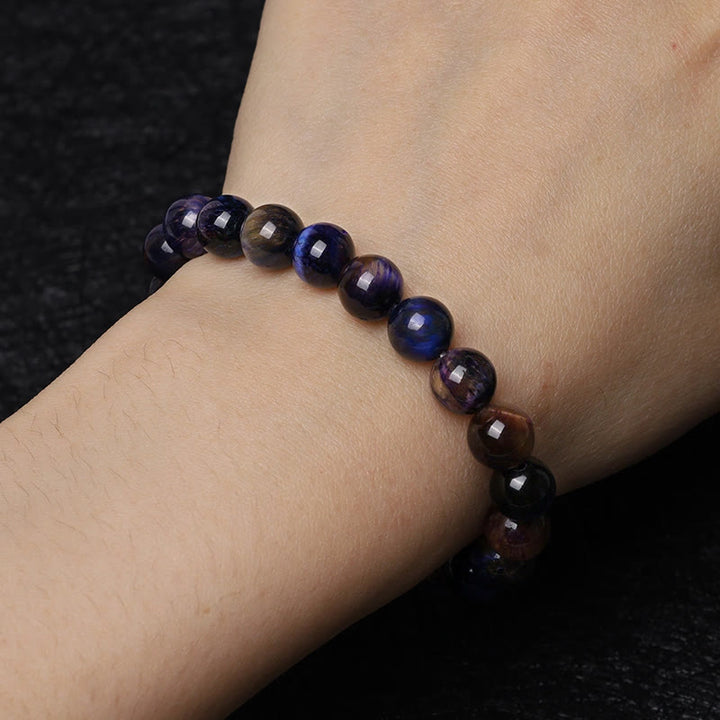 Tigerauge Armband mit facettierten Perlen am Handgelenk getragen Naturstein