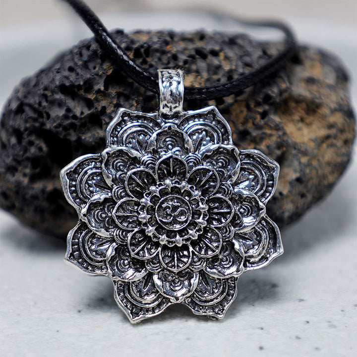 Kette Stein Lotus – Echter Naturstein – Silberner Lotus Anhänger Kette mit Stein Mandala Design Naturstein