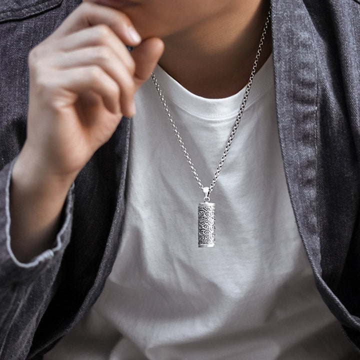 Anhänger Silber Mantra Schutz Spiritualität elegant am Hals getragen