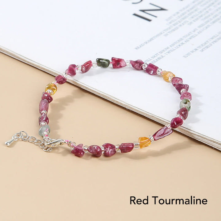 Rotes Turmalin Armband Kristall Balance am Handgelenk getragen