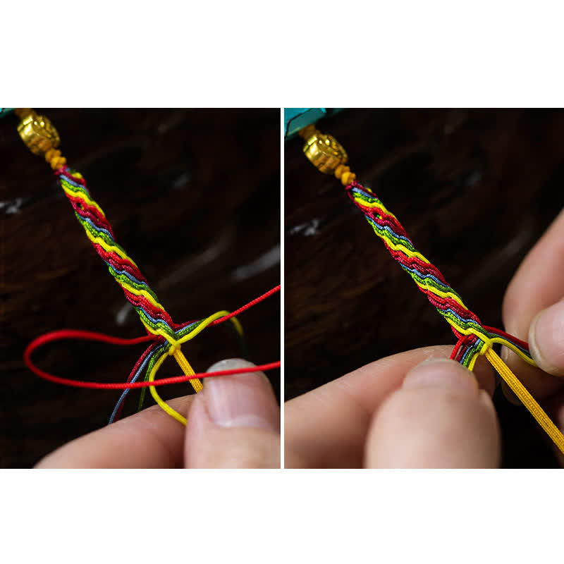 Buntes Armband mit geflochtenen Fäden in Rot, Gelb und Grün am Handgelenk.