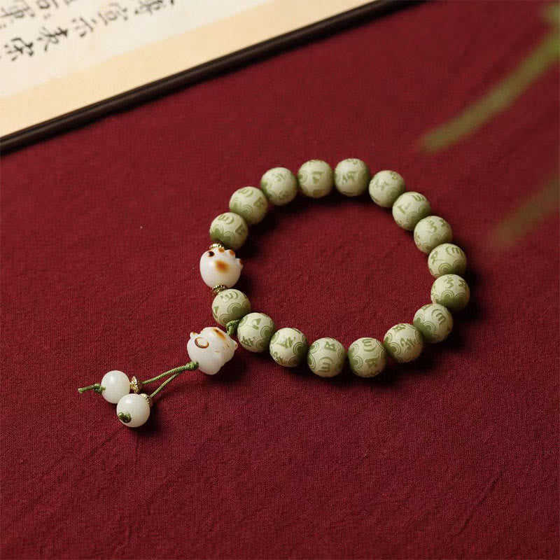 Bodhi-Samen Armband mit Om-Perlen auf rotem Stoff, elastisches Armband.