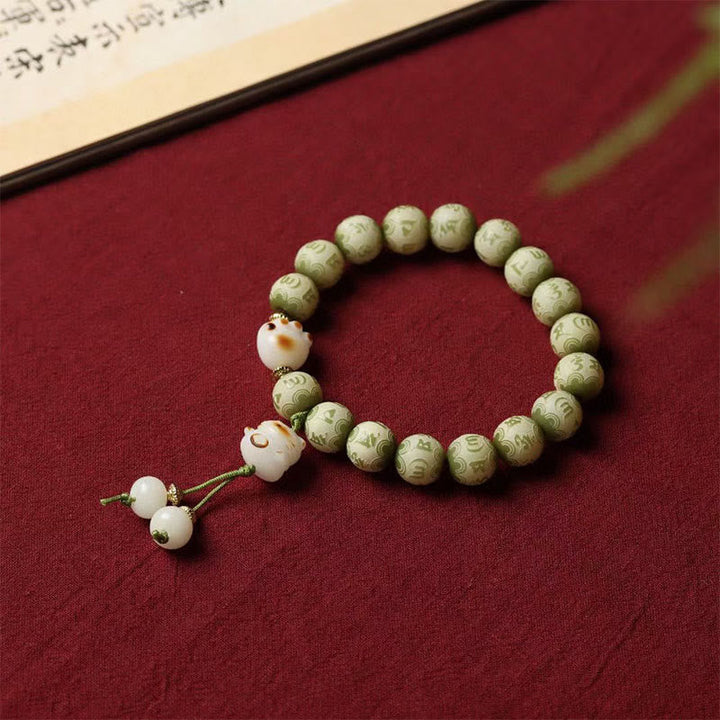 Bodhi-Samen Armband mit Om-Perlen auf rotem Stoff, elastisches Armband.