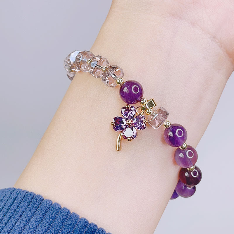 Amethyst Kristall Kleeblatt Armband mit lila Perlen elastisch getragen