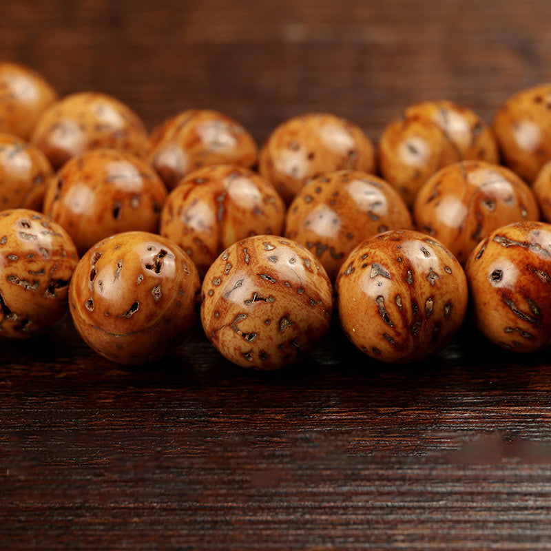 Tibetisches Bodhi Samen Armband Weisheit braun Holzperlen Nahaufnahme Naturmaterial