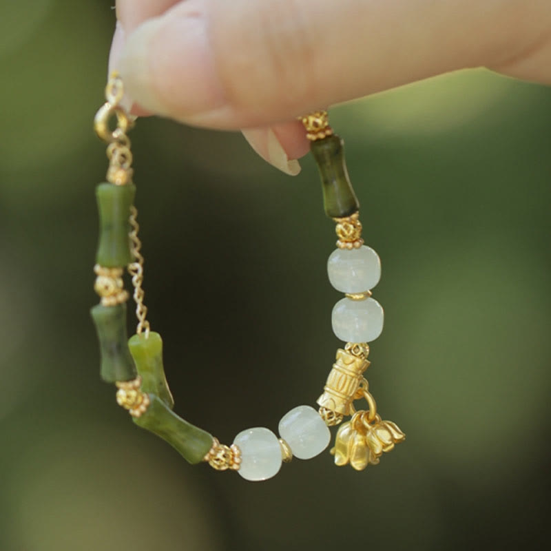 Armband Jade Bambus mit weißen Steinen und goldenen Verzierungen getragen