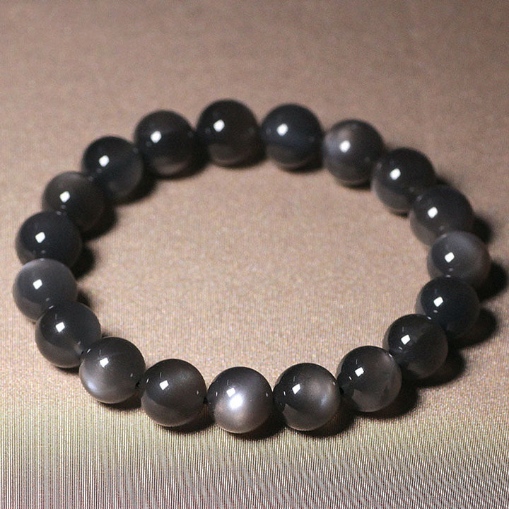 Mondstein Armband mit glänzenden schwarzen Perlen elastisch getragen