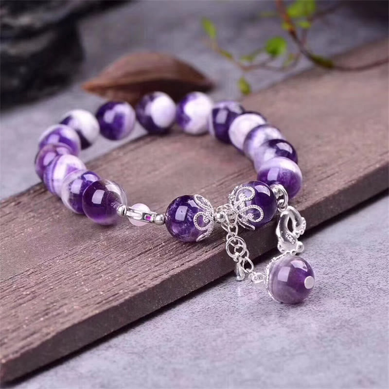 Lila Amethyst Armband 925 Silber mit Charms auf Holz