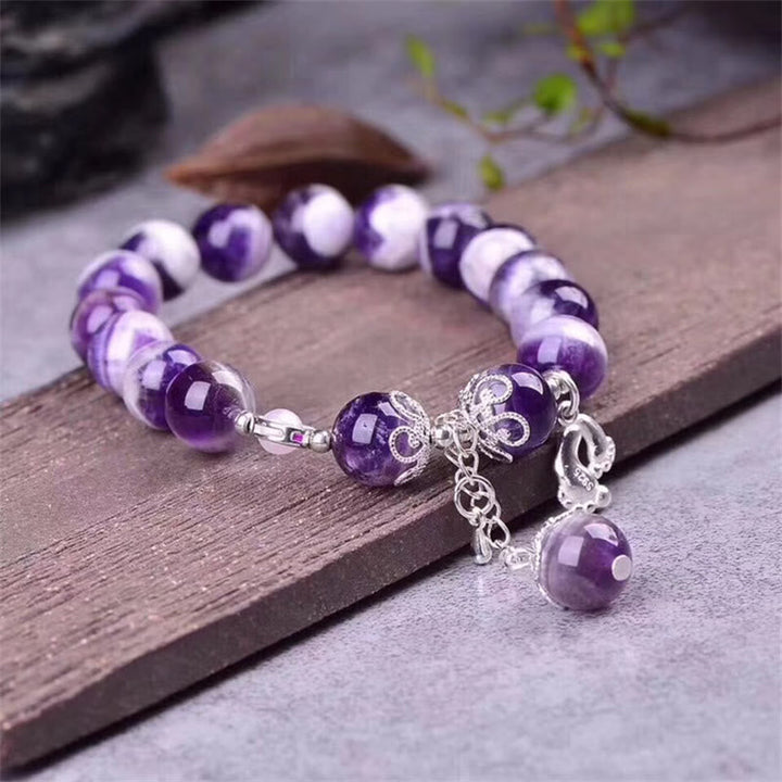 Lila Amethyst Armband 925 Silber mit Charms auf Holz