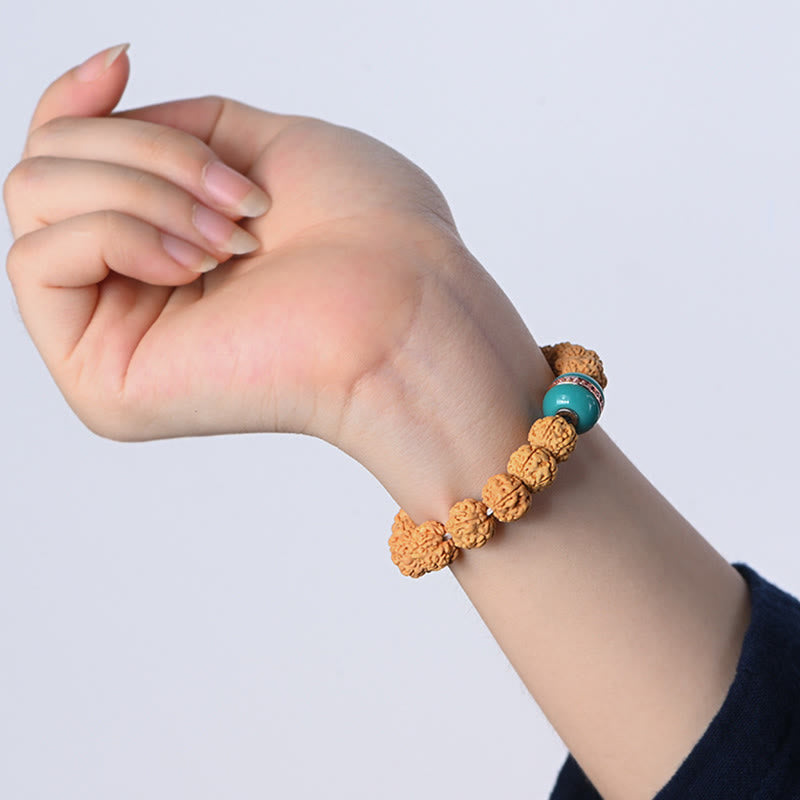 Bodhi Armband mit Türkis Perle am Handgelenk getragen elastisch