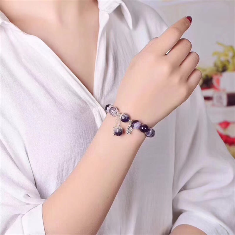 Amethyst Armband 925 Silber am Handgelenk getragen lila Naturstein elegant